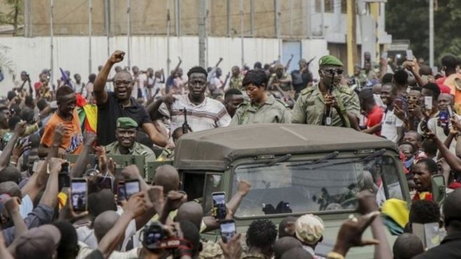 , تفاصيل الانقلاب العسكري في مالي واعتقال المتمردين للرئيس كيتا وأول اعلان للانقلابيين