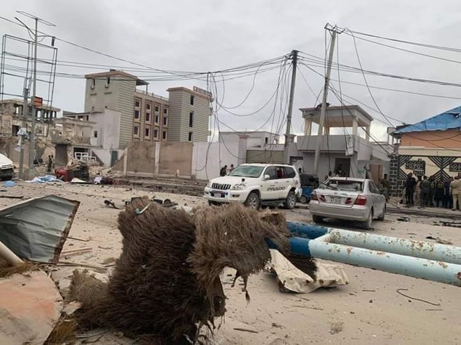 , يومٌ دامٍ في الصومال.. عشرات الضحايا بهجومين إرهابيين وتمرد للسجناء وإنقاذ المئات في فندق إليتي بينهم نواب ووزراء