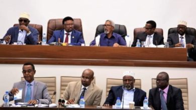 الصومال.. البرلمان يعلن عن جلسة طارئة غدا بحضور فرماجو والشيوخ ينفي أي اجتماع مشترك