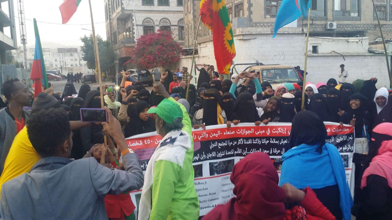, نساء الجاليات الأفريقية يتظاهرن في العاصمة اليمنية صنعاء للمطالبة بجثامين ضحايا المحرقة والهجرة الدولية ترد على الحوثيين