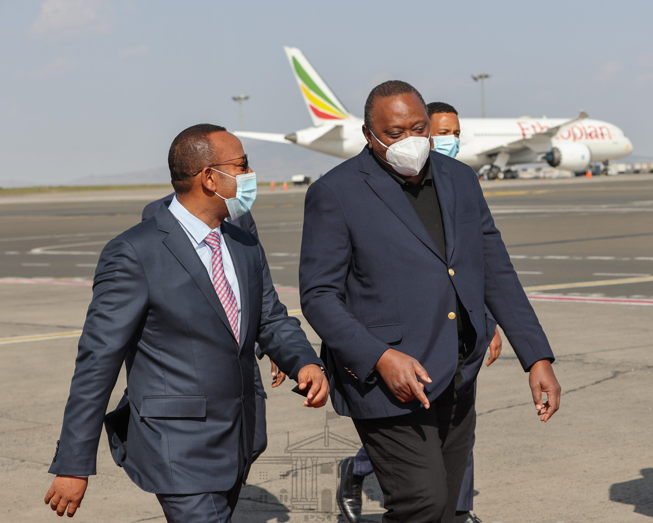 , الرئيس الكيني يصل أديس أبابا ومصادر دبلوماسية تكشف عن أهداف الزيارة