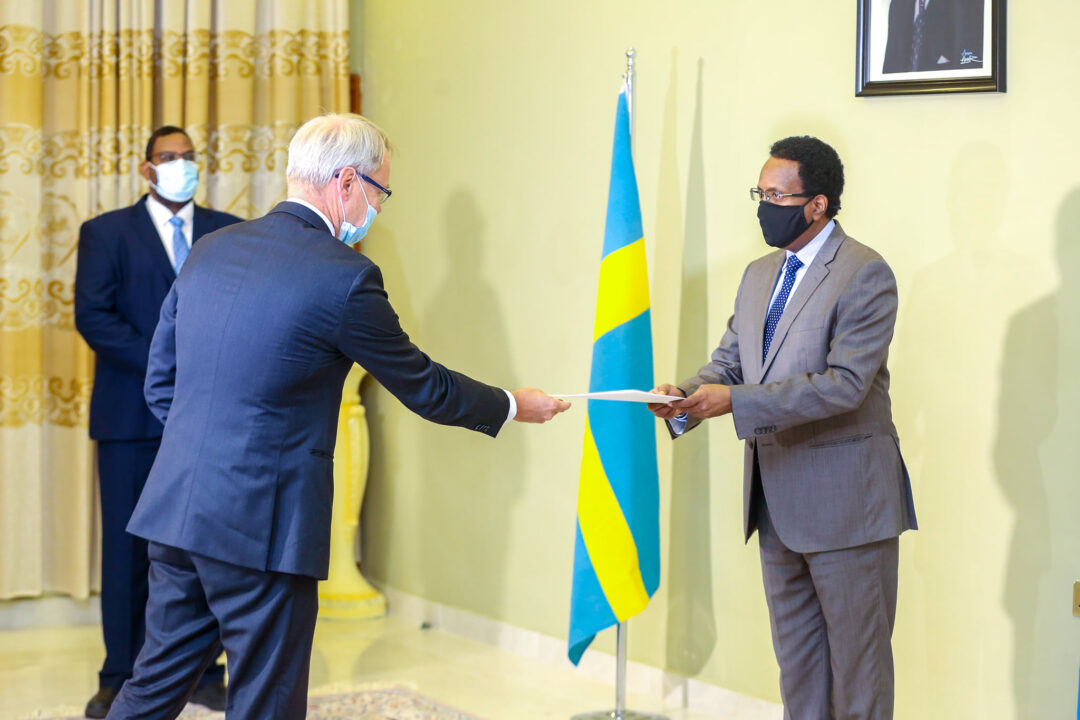 , الرئيس فرماجو يتسلم أوراق اعتماد السفير السويدي الجديد لدى الصومال