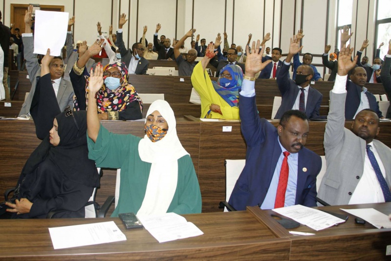 , الصومال.. تأجيل التصويت لاختيار أعضاء البرلمان ينذر بتعمق الأزمة السياسية وتحذير من العودة إلى مربع العنف