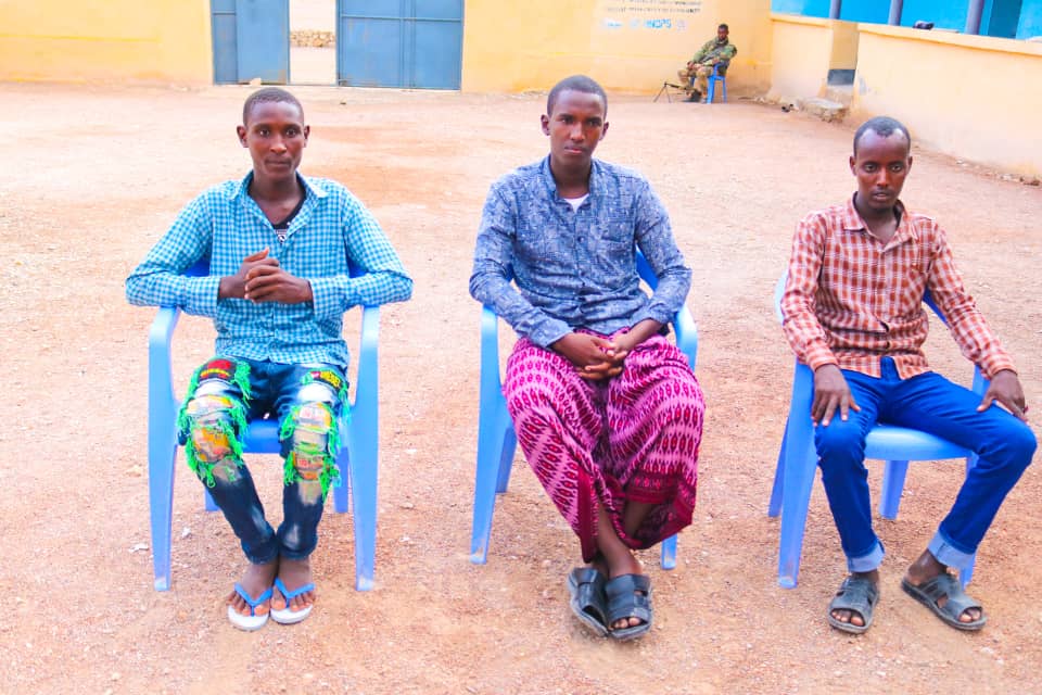 , استسلام 3 عناصر من حركة الشباب للجيش الصومالي &#8220;صور&#8221;