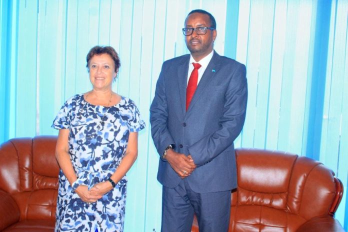, وزير الدولة للشؤون الخارجية يبحث مع السفيرة الفرنسية لدى الصومال سبل تعزيز التعاون المشترك