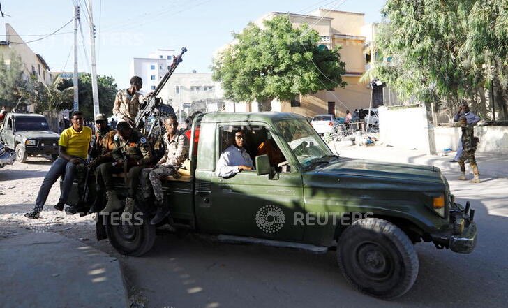 , تحركات عسكرية مريبة في مقديشو ووزير الدفاع يمنع الجيش من تنفيذ تعليمات فرماجو وقوات الإنقاذ الوطني تتوعد باعتقال رئيس الصومال &#8220;صور&#8221;