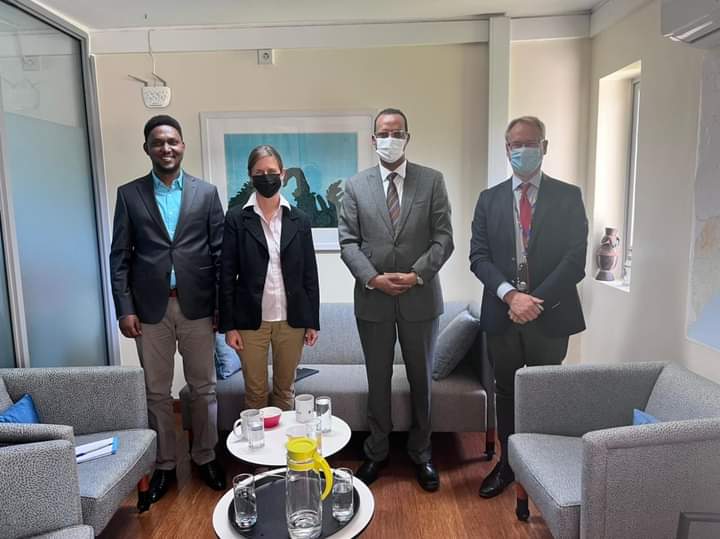 , وزير العدل يناقش مع السفير السويدي سبل تحسين الخدمات القضائية في الصومال