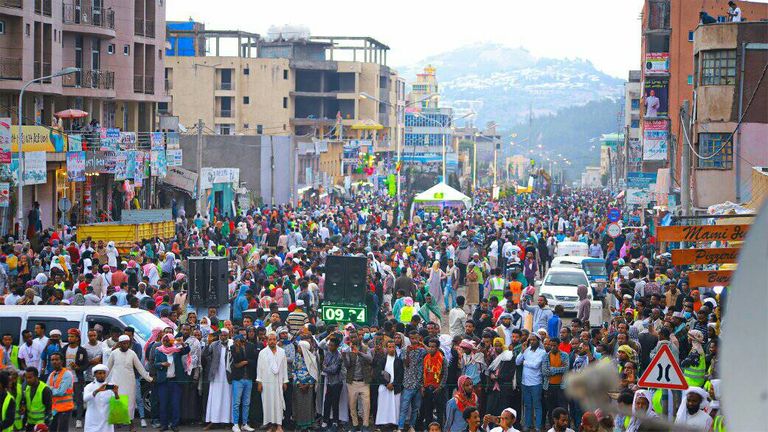 , مسلمون ومسيحيون على مائدة الإفطار.. كرنفال شعبي خلال رمضان في إثيوبيا &#8220;صور&#8221;