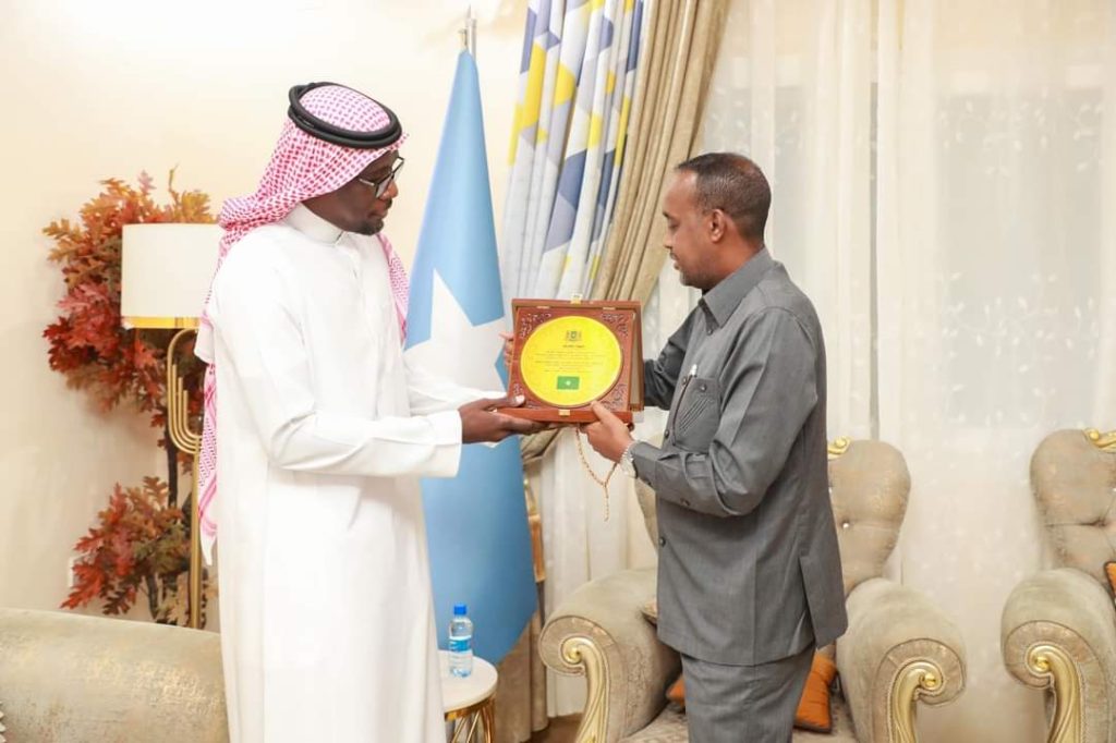, رئيس وزراء الصومال يبحث مع السفير السعودي تعزيز العلاقات ويقدم له وسامان تكريما للملكة