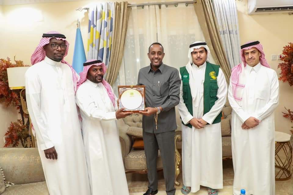 , رئيس وزراء الصومال يبحث مع السفير السعودي تعزيز العلاقات ويقدم له وسامان تكريما للملكة