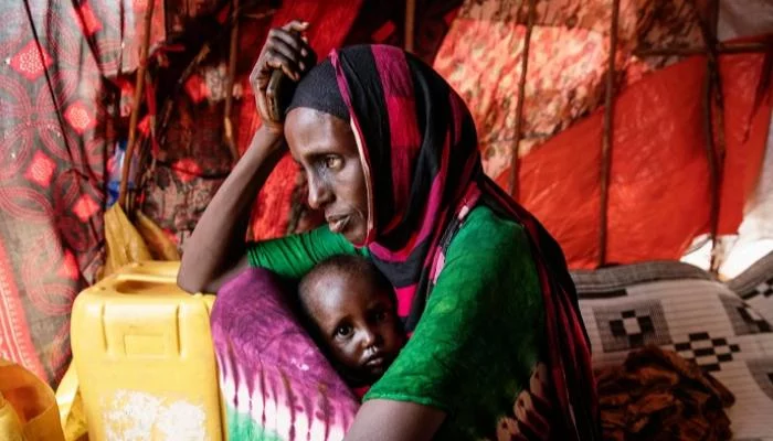 , مأساة أم صومالية في زمن الجوع: &#8220;دفنت ابني وواصلنا المشي&#8221;
