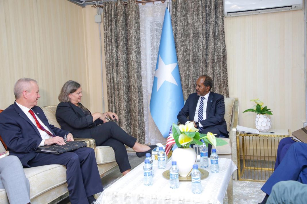 , رئيس الصومال يستقبل نائبة وزير الخارجية الأمريكي ويناقش معها دعم واشنطن في الاغاثة ومكافحة الإرهاب