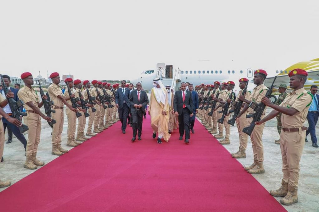 , وزير الدولة للشؤون الخارجية الإماراتي يصل مقديشو للمشاركة في مراسيم تنصيب الرئيس الصومالي