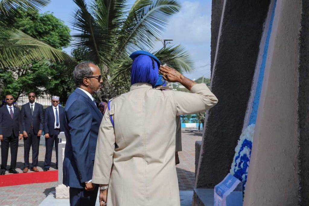 , الرئيس حسن شيخ يضع إكليلا من الزهور على نصب الجندي المجهول بمناسبة عيد الاستقلال الوطني