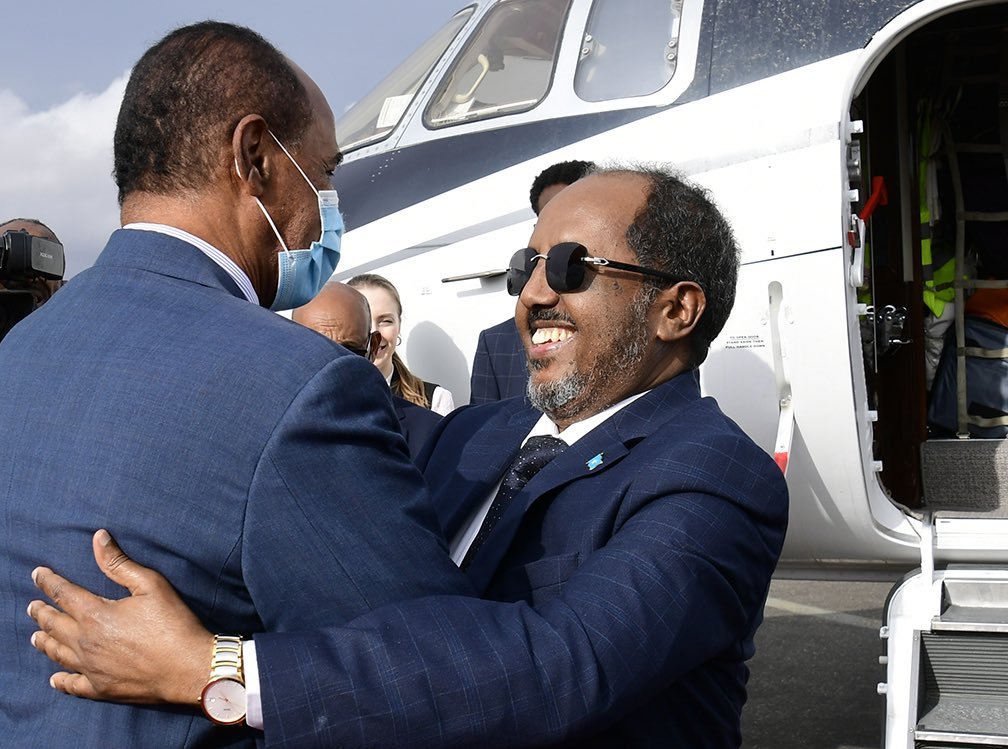 , الرئيس الصومالي حسن شيخ محمود يصل إريتريا ومصادر تكشف تفاصيل وأسباب الزيارة