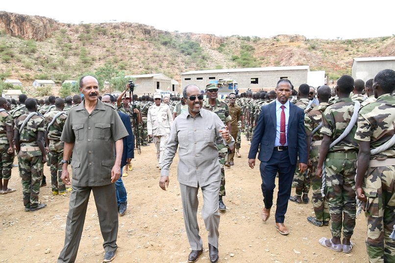 , الرئيس الصومالي يلتقي لأول مرة القوات الصومالية في إريتريا (صور)