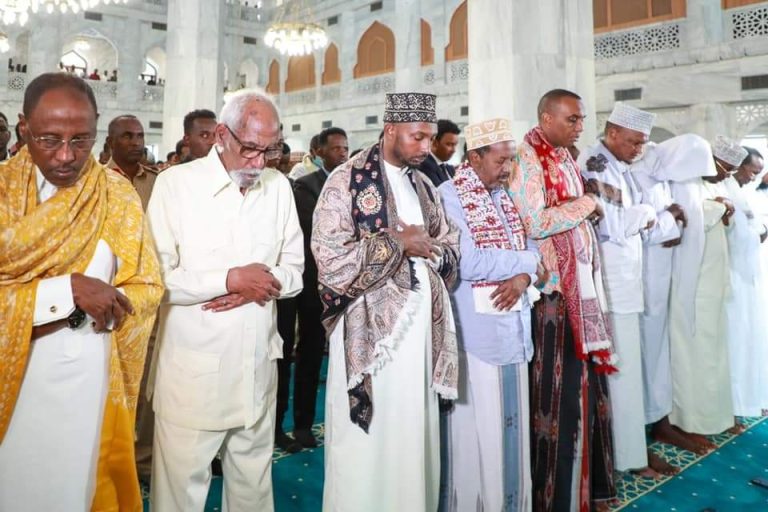 , الصومال يحتفل بعيد الأضحى وقادة البلاد يؤدون الصلاة بين جموع الشعب