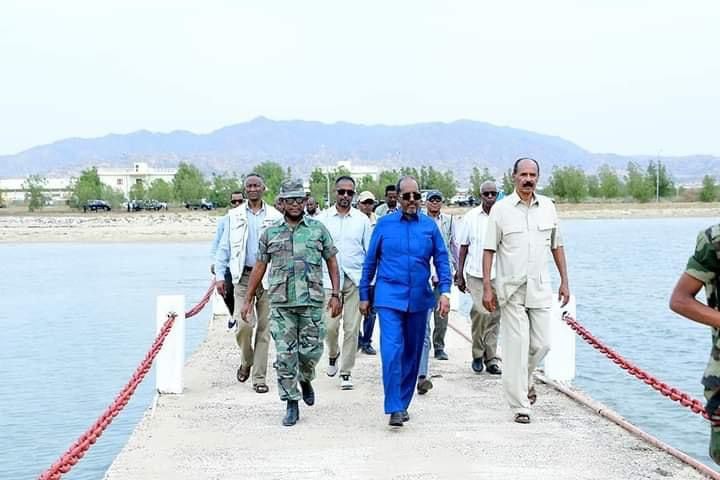 , حسن شيخ يلتقي القوات البحرية الصومالية في إريتريا.. ما مصير الجنود الذين أرسلهم فرماجو سرا إلى أسمرة؟