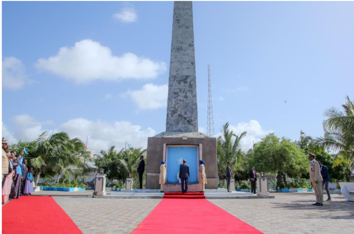 , الرئيس حسن شيخ يضع إكليلا من الزهور على نصب الجندي المجهول بمناسبة عيد الاستقلال الوطني
