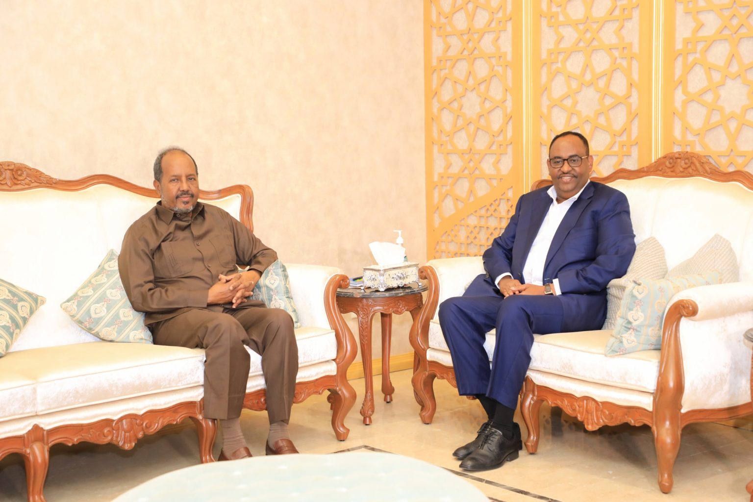 , الرئيس الصومالي يعود إلى مقديشو بعد زيارته إلى بونتلاند ولا نتائج للقاءاته بقيادة الولاية