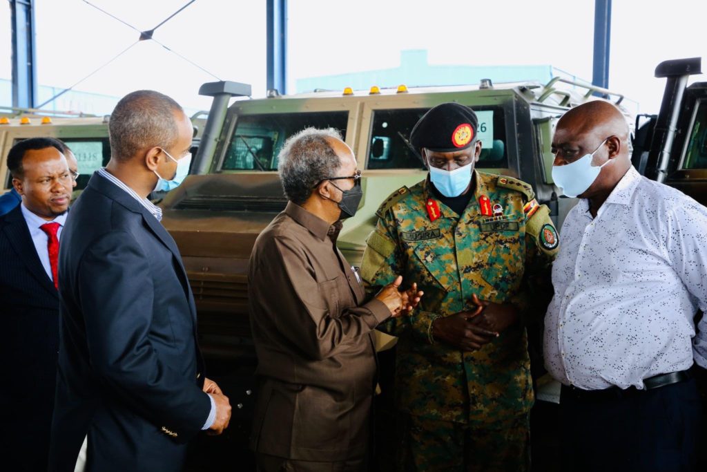 , الصومال وأوغندا توقعان مذكرة تفاهم في المجال التجاري والرئيس حسن شيخ يزور مصانع المعدات العسكرية