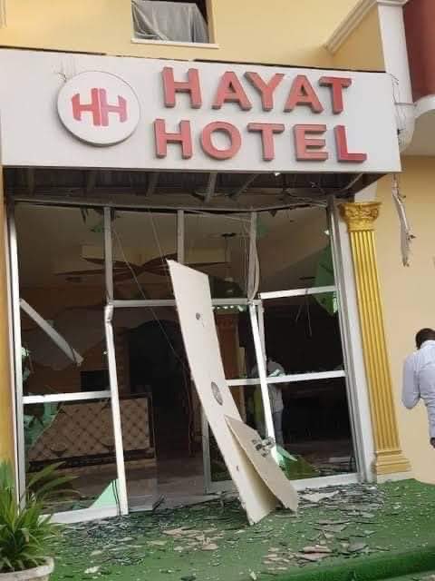 , مصادر: رئيس المخابرات من بين ضحايا الهجوم الإرهابي على فندق في مقديشو والمسلحين يحتجزون رهائن