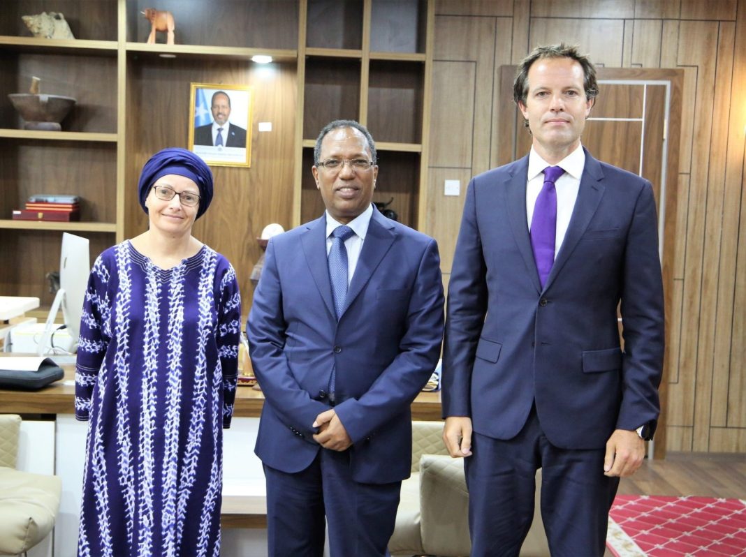 , وزير المالية يبحث مع مديرة البنك الدولي ولجنة الحوكمة إصلاح النظام المالي في الصومال
