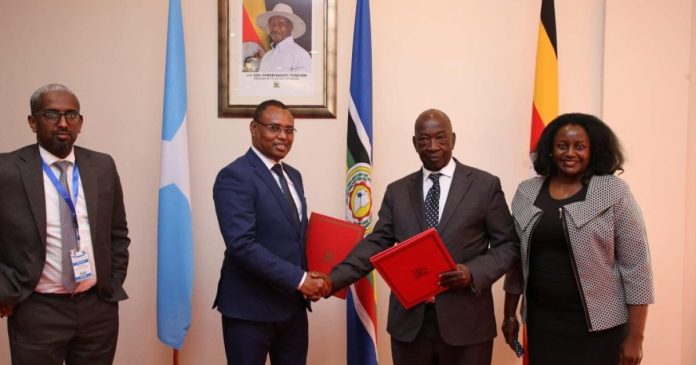 , الصومال وأوغندا توقعان مذكرة تفاهم في المجال التجاري والرئيس حسن شيخ يزور مصانع المعدات العسكرية