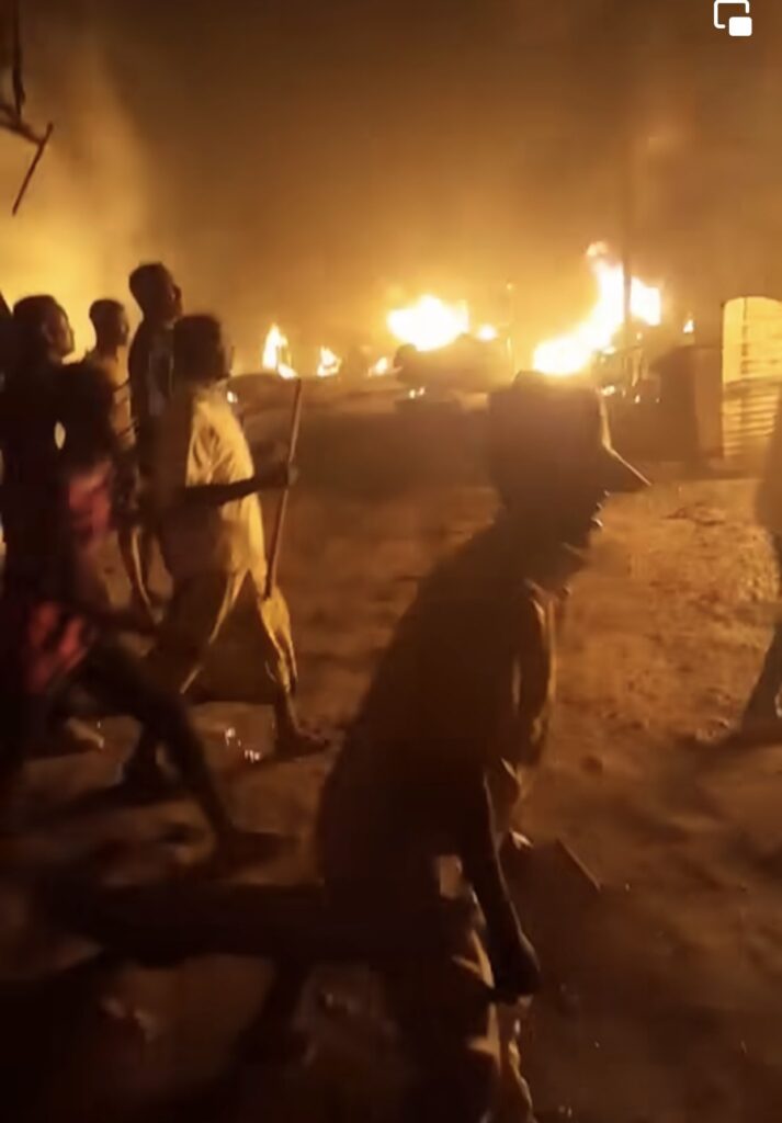 , الصومال.. حريق هائل يلتهم عدة محلات تجارية في كيسمايو