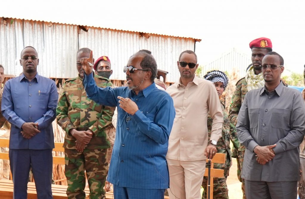 , رئيس الصومال يزور مناطق محررة من حركة الشباب لدعم العمليات العسكرية ضد الإرهاب