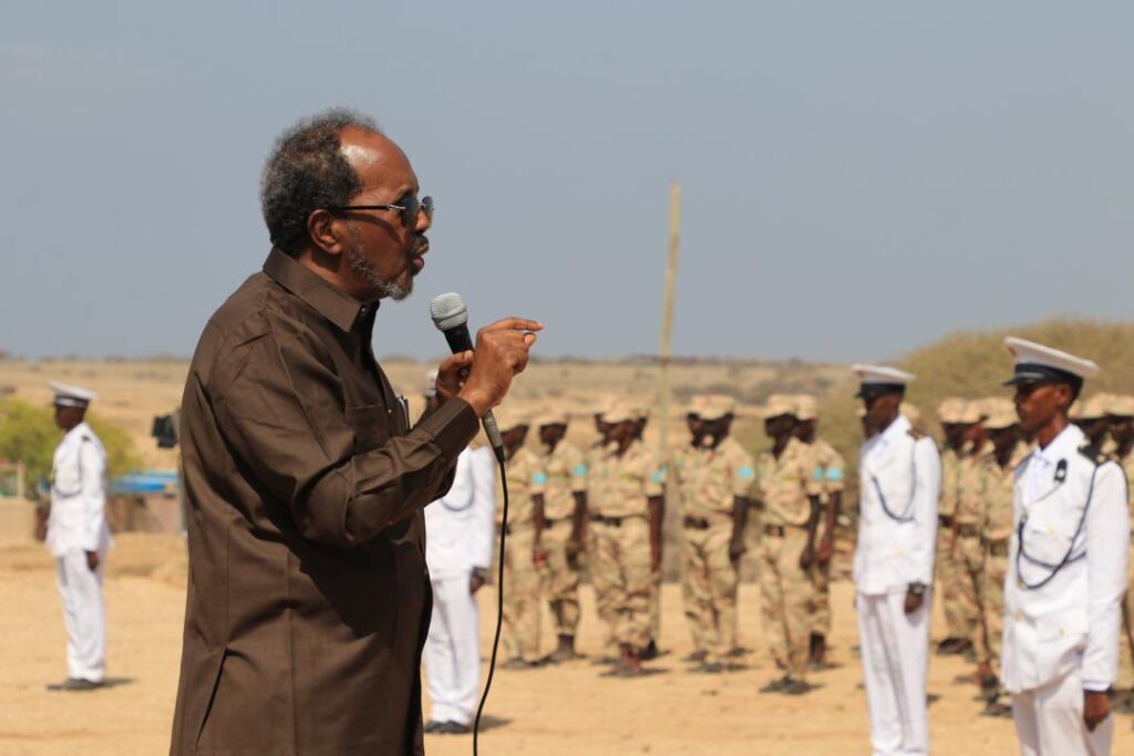 , الرئيس حسن شيخ يعود الى الصومال بعد تفقده للقوات المتدربة في إريتريا