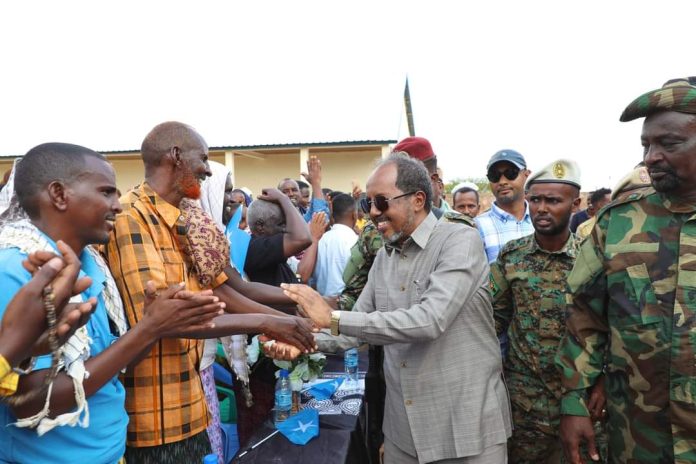, رئيس الصومال يزور مناطق العمليات العسكرية ضد حركة الشباب ويتوعد بـ&#8221;تصفية الإرهابيين&#8221;