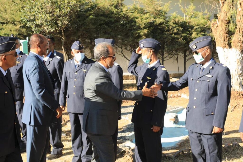 , الرئيس الصومالي يتفقد القوات الجوية التي أكملت تدريباتها في إريتريا