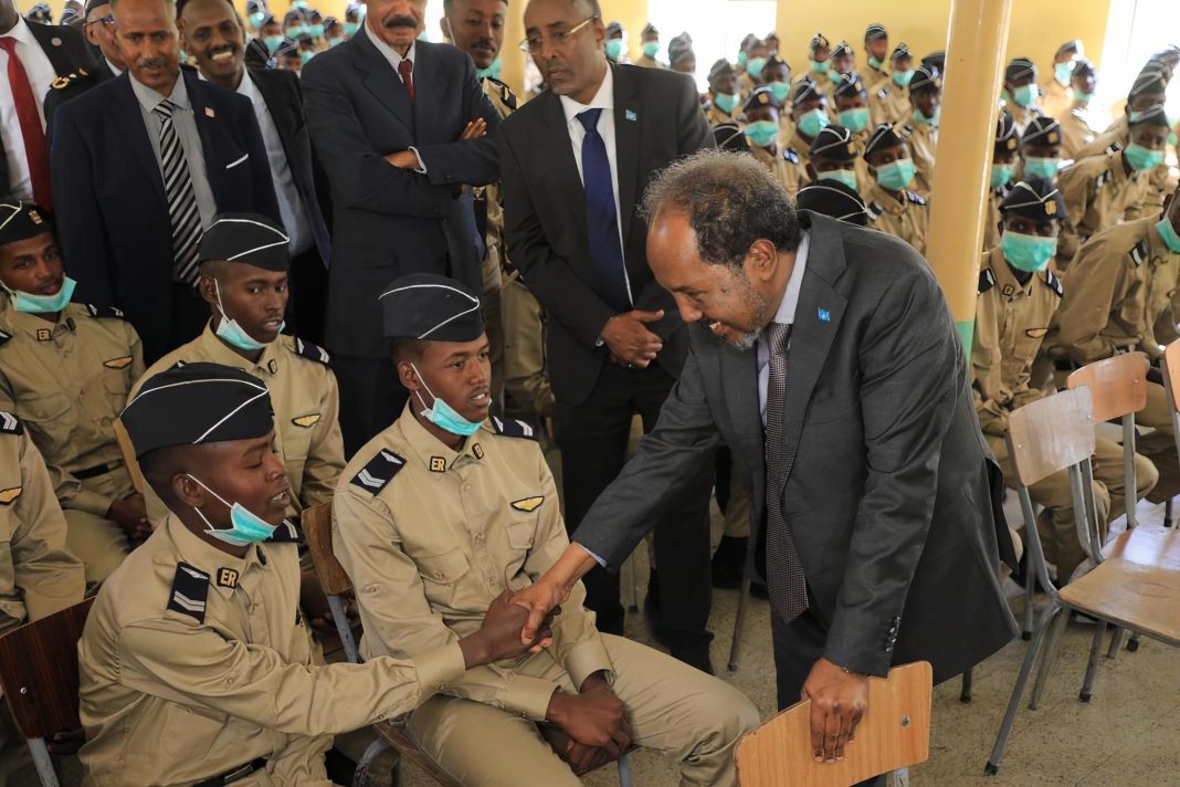 , الرئيس الصومالي يتفقد القوات الجوية التي أكملت تدريباتها في إريتريا