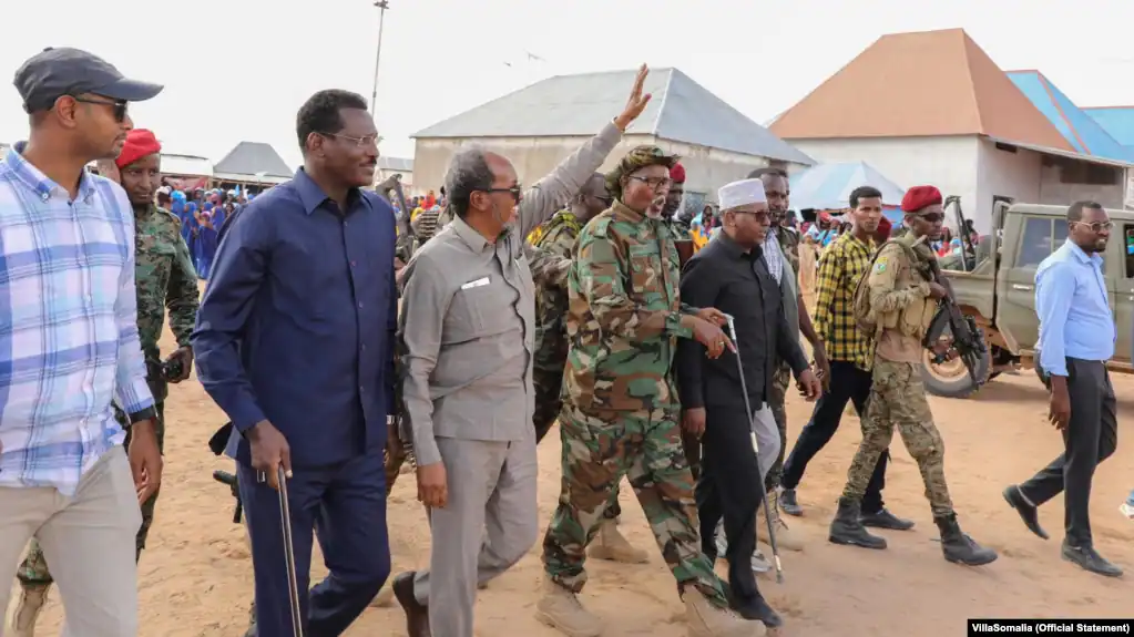 , رئيس الصومال يزور مناطق العمليات العسكرية ضد حركة الشباب ويتوعد بـ&#8221;تصفية الإرهابيين&#8221;